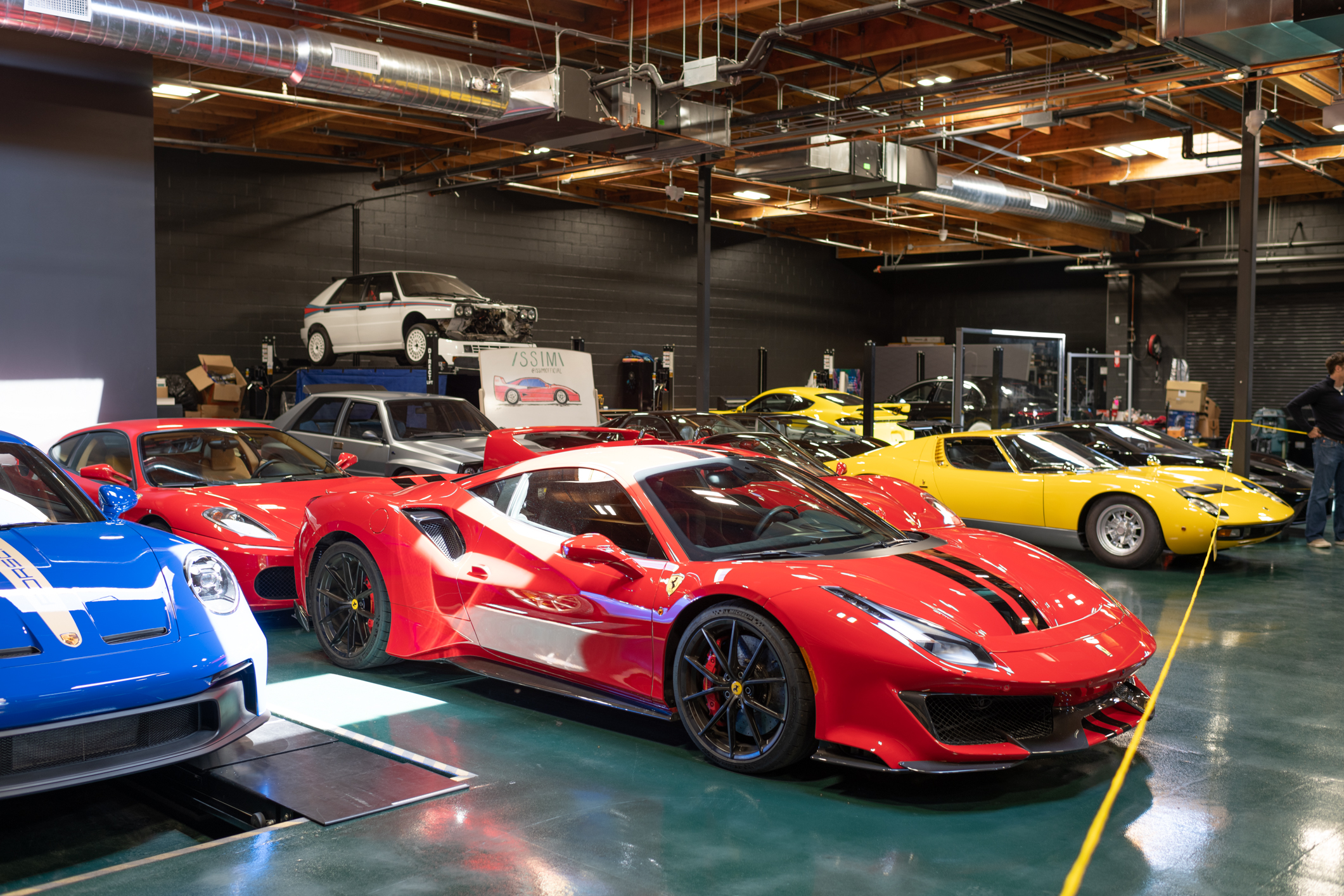 ISSIMI Meccanica garage interior